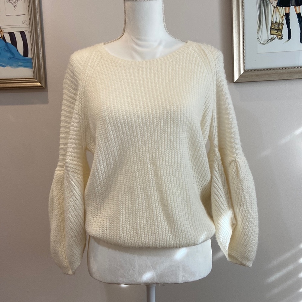 Cream quarter length sleeve sweater